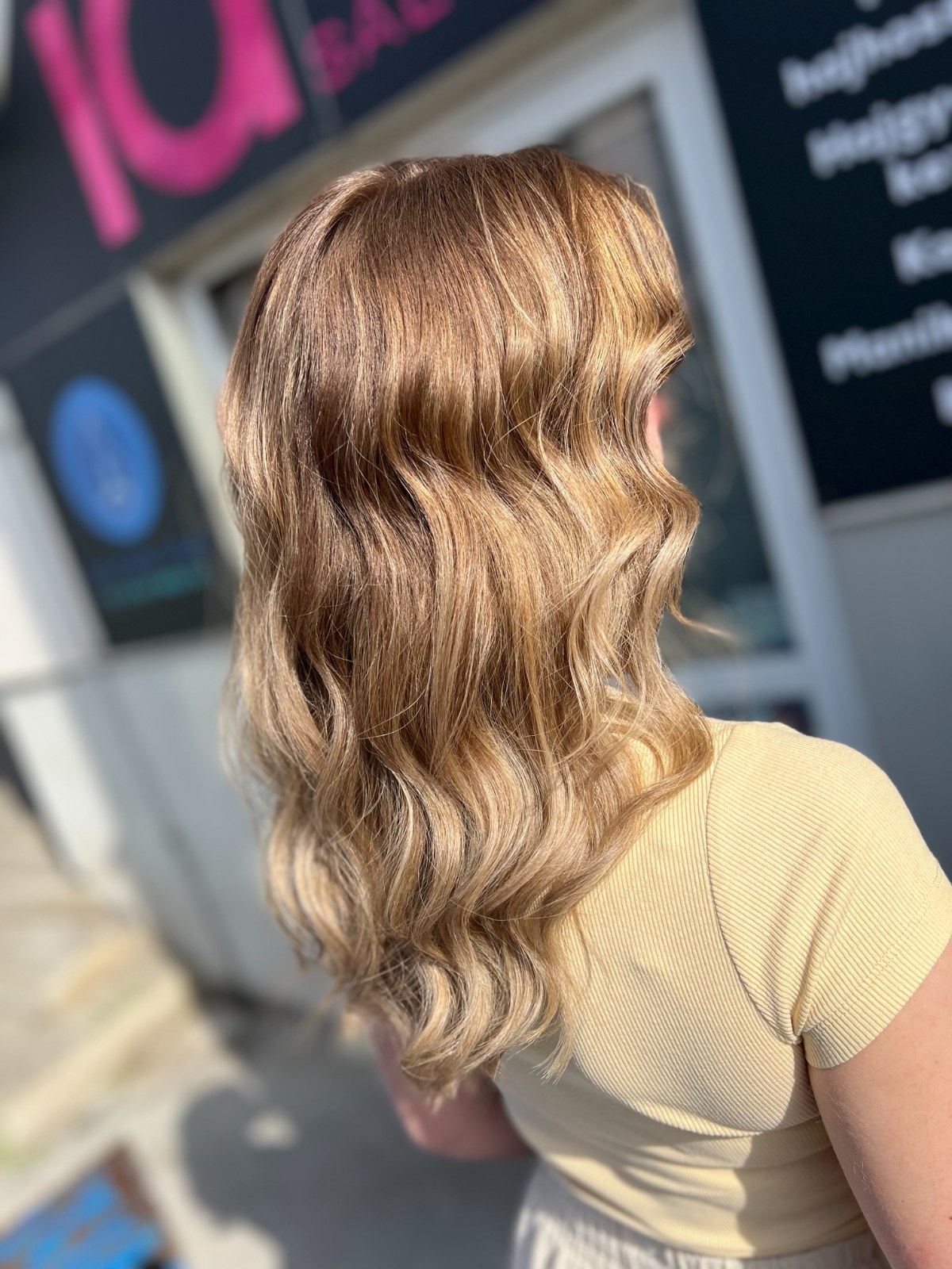 Meleg szőke, laza beach waves frizura – Ohana Fodrászat, Kőbánya
