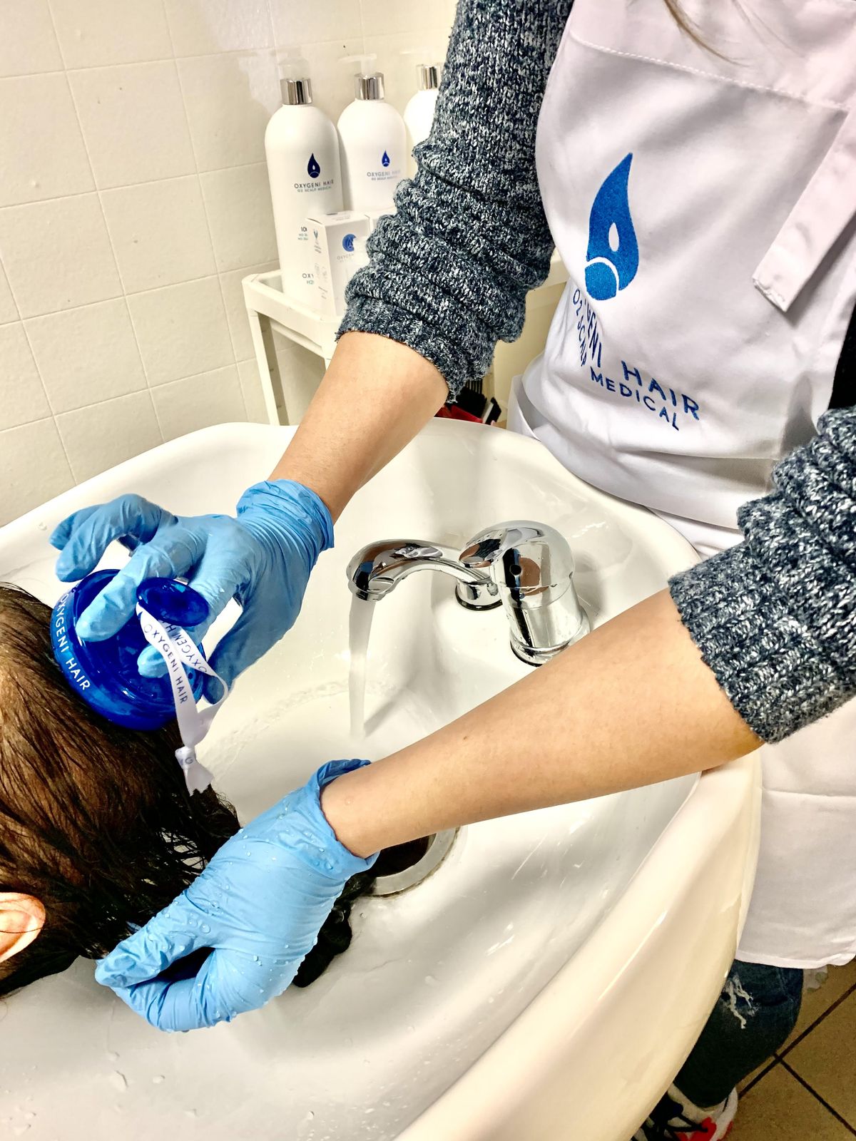 Oxygeni Hair fejbőrkezelés a mosdónál